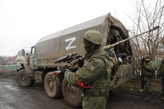 Fotografia zhotovená 5. marca 2022 zobrazuje ozbrojený personál v Donecku.
