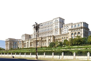 PALÁC ĽUDU: Boulevardul Unirii patrí k hlavným tepnám Bukurešti, zabezpečuje nerušený pohľad na palác. Má dĺžku 3 500 m, rovnako ako Avenue des Champs-Élysées v Paríži. 