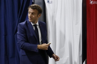 Francúzsky prezident Emmanuel Macron vstupuje do volebnej miestnosti pred hlasovaním v prvom kole francúzskych parlamentných volieb vo volebnej miestnosti v Le Touquet v severnom Francúzsku v nedeľu 12. júna 2022.