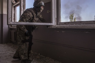 Na snímke ukrajinský vojak počas ťažkých bojov na frontovej línii v Severodonecku v Luhanskej oblasti vo štvrtok 9. júna 2022.