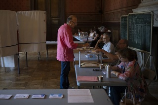 Muž odovzdal svoj hlas v prvom kole francúzskych parlamentných volieb v nedeľu 12. júna 2022 v Marseille na juhu Francúzska.