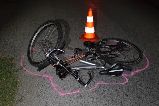 Cyklista spadol na cestu a utrpel mnohopočetné poranenia, ktorým na mieste podľahol.