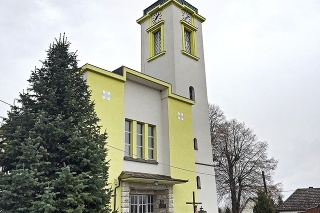 Duchovný slúži
omše v kostole
v Bolešove.