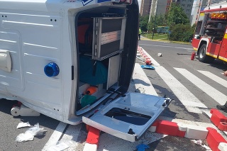 V Dúbravke sa zrazila sanitka s osobným autom.