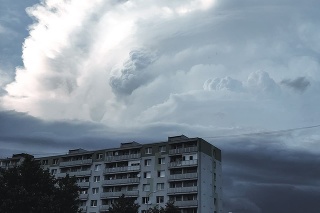 Supercelárna búrka na územie Slovenka postupovala z južnej Moravy.