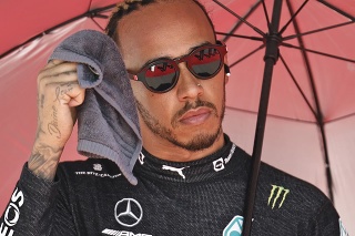 Na snímke britský pilot formuly 1 Lewis Hamilton z tímu Mercedes prichádza s dáždnikom na Veľkú cenu Azerbajdžanu F1.
