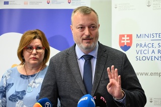 V poradí štvrtú poradňu, po Košiciach, Nových Zámkoch a Žiline, otvorili vo štvrtok v Trnave za účasti ministra Milana Krajniaka (Sme rodina).