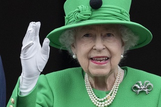 Kráľovná mala na sebe nádherný klobúk s významnou symbolikou.