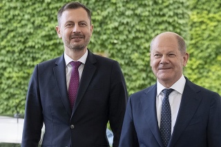 Vpravo nemecký kancelár Olaf Scholz a vľavo predseda vlády SR Eduard Heger.