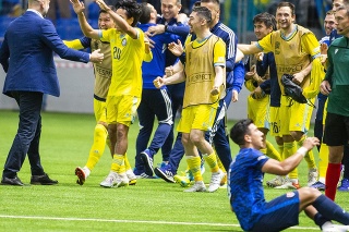 Na snímke hráči Kazachstanu oslavujú víťazstvo 2:1 vo štvrtom zápase v 3. skupine C-divízie Ligy národov.