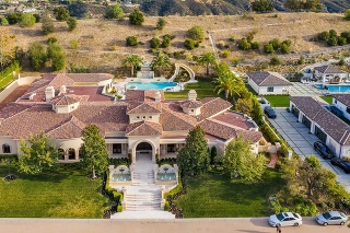 Dvojica si vybrala vilu v meste Calabasas v okrese Los Angeles.
