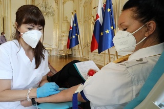 Do Prezidentského paláca prišlo darovať krv až 61 ľudí, z toho 12 prvodarcov..