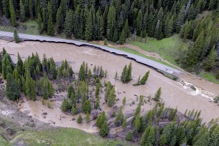 Záplavy vyhnali z Yellowstonského národného parku 10-tisíc návštevníkov.
