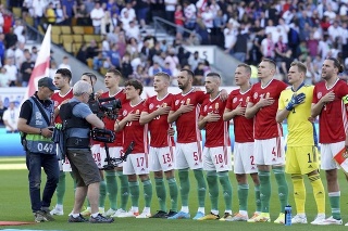 Futbalisti Maďarska počas hymny pred zápasom v Anglicku.