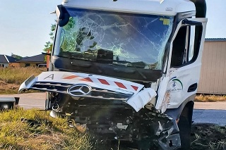 Pri zrážke nákladného auta s vlakom v Ivanke pri Nitre sa zranili traja ľudia.