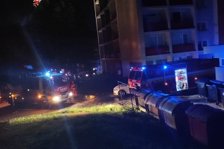 V noci zo stredy na štvrtok došlo v Handlovej k požiaru bytu, pri ktorom prišli o život štyria ľudia.