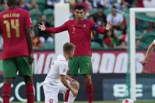 Portugalský hráč Cristiano Ronaldo (uprostred) gestikuluje s Čechom Michalom Sadílkom (druhý zľava) vo futbalovom zápase 3. kola Ligy národov  Portugalsko - Česko v Lisabone.