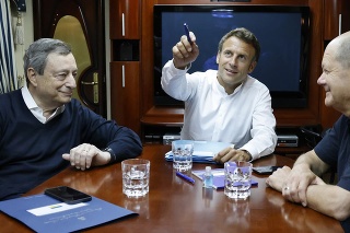 Francúzsky prezident Emmanuel Macron (vpravo), nemecký kancelár Olaf Scholz (uprostred) a taliansky premiér Mario Draghi (vľavo) počas cesty vlakom do Kyjeva.