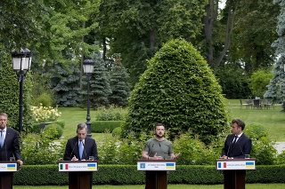 Zľava rumunský prezident Klaus Iohannis, taliansky premiér Mario Draghi, ukrajinský prezident Volodymyr Zelenskyj, francúzsky prezident Emmanuel Macron a nemecký kancelár Olaf Scholz.