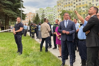 Predseda vlády SR Eduard Heger a minister vnútra SR Roman Mikulec navštívili Handlovú v súvislosti nočným požiarom v bytovom dome.