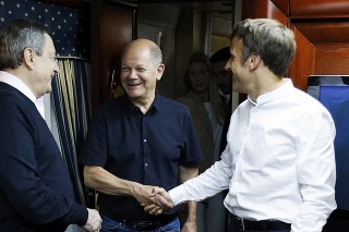 Francúzsky prezident Emmanuel Macron (vpravo), nemecký kancelár Olaf Scholz (uprostred) a taliansky premiér Mario Draghi (vľavo) počas cesty vlakom do Kyjeva 