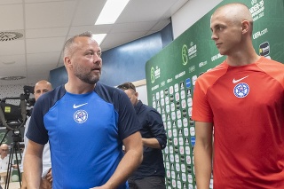 Na snímke zľava tréner slovenskej futbalovej reprezentácie do 19 rokov Albert Rusnák st. a slovenský reprezentant Timotej Jambor.