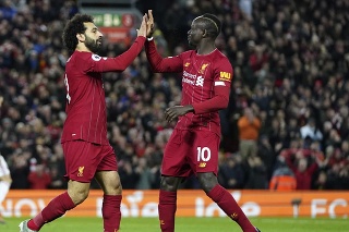 Mane sa cíti v Liverpoole nedocenený. Podľa neho všetky individuálne ceny napokon vždy získajú Mohamed Salah (vľavo) alebo Jordan Henderson.