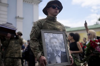 Ukrajina sa naposledy lúčila s padlým hrdinom Romanom Ratušným.