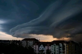 Búrka v pondelok večer v Bratislave sa postarala o zaujímavé divadlo na nebi.