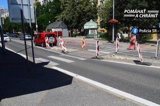 Polícia pátra po svedkoch dopravnej nehody v bratislavskej Devínskej Novej Vsi.
