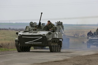  Ruské vojenské vozidlá sa presúvajú po diaľnici v oblasti kontrolovanej ruskými separatistickými jednotkami pri meste Mariupoľ,