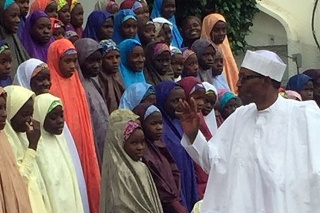 Nigérijský prezident Muhammadu Buhari privítal stovku dievčat, ktoré si prežili peklo.