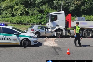 Zrážku s nákladným autom pri Kraľovanoch neprežil 22-ročný vodič.