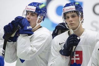 Na snímke hokejisti Juraj Slafkovský (vpravo) a Šimon Nemec počas tréningu.