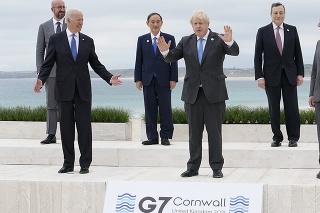 Americký prezident Joe Biden (druhý zľava) a britský premiér Boris Johnson (uprostred) pózujú spoločne s ďalšími lídrami G7 na pláži pred hotelom Carbis Bay Hotel počas ich spoločnej fotografie na summite G7.