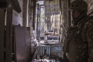 Na snímke ukrajinský vojak počas ťažkých bojov na frontovej línii v Severodonecku v Luhanskej oblasti.