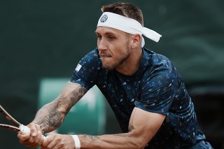 Slovenský tenista Alex Molčan odvracia úder svetovej jednotky a obhajcu titulu Novaka Djokoviča zo Srbska.
