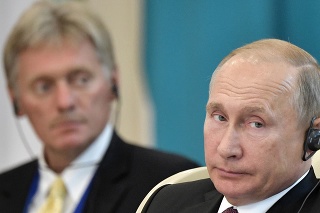Ruský prezident Vladimir Putin, v pozadí hovorca Kremľa Dmitrij Peskov