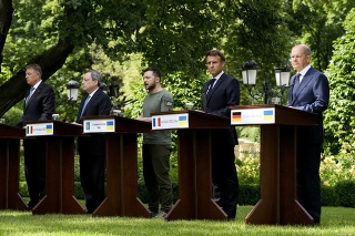 Európski lídri v Kyjeve podporili postavenie kandidátskej krajiny EÚ pre Ukrajinu.
