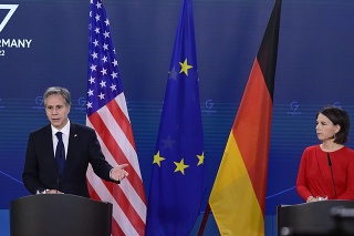Nemecká ministerka zahraničných vecí Annalena Baerbocková (vpravo) a jej americký náprotivok Antony Blinken (vľavo).