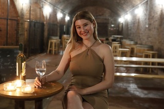 Dea (23) sa osviežila pod Nemeckým kultúrnym domom v Rači, kde skladujú víno členovia miestneho vinárskeho spolku.