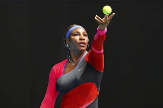 Nezdolná Serena: Po minuloročnom vypadnutí pre úraz sa opäť vracia na svoju obľúbenú wimbledonskú trávu.
