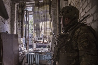 Na snímke ukrajinský vojak počas ťažkých bojov na frontovej línii v Severodonecku v Luhanskej oblasti.