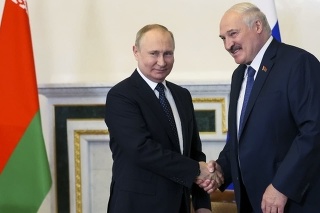 Ruský prezident Vladimir Putin (vľavo) a bieloruský prezident Alexander Lukašenko si podávajú ruky počas stretnutia v ruskom Petrohrade v sobotu 25. júna 2022.
