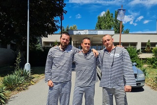 Aktivisti Tibor Varga (35), Ján Korpa (38) a Őrs Orosz (37) sa pred rožňavskou políciou obliekli do trestaneckého úboru na protest proti nečinnosti štátu.