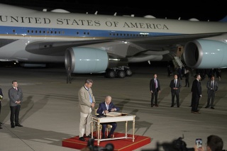 Prezident Joe Biden sa v sobotu 25. júna 2022 pred summitom G7 zapisuje do knihy návštev, na ktorú sa pozerá bavorský premiér Markus Soeder po prílete na letisko Franz-Josef-Strauss neďaleko Mníchova v Nemecku.