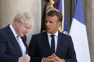 Britský premiér Boris Johnson (vľavo) na návšteve u franúczskeho prezidenta Emmanuela Macrona.