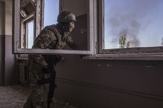Na snímke ukrajinský vojak počas ťažkých bojov na frontovej línii v Severodonecku v Luhanskej oblasti vo štvrtok 9. júna 2022.