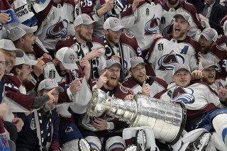 Na snímke hráči Colorada Avalanche pózujú s pohárovou trofejou po víťazstve v šiestom zápase finále NHL.