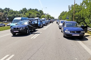Na priechode vo Vyšnom Nemeckom čakajú tisícky nahnevaných vodičov.